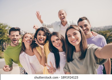 Photo Group Of Young Smiling Excited Cheerful Positive Good Mood People Partying Chill On Rooftop Take Selfie Outside