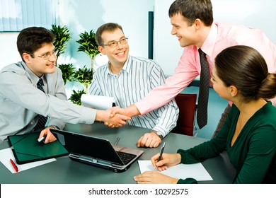 Foto von Geschäftsleuten mit ihren lächelnden Kollegen in der Nähe des Büros