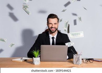 Photo of handsome business guy notebook table bucks american falling toothy smiling rich chief successful startup income wear blazer shirt tie suit sit chair isolated grey background