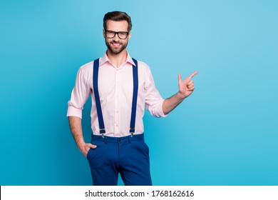 Foto von gut aussehenden Geschäftsleuten Trend Kleidung Typ Beaming Sehschau Spekulationen direkt Finger Seite Leere Leerraum tragen rosa Hemd-Hosenträger Hosen einzeln pastellblauer Hintergrund
