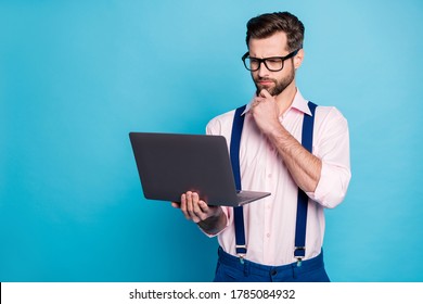 Photo Of Handsome Business Man Trend Outfit Guy Use Eyesight Specs Working Computer Read Report Seriously Stay Home Wear Pink Shirt Suspenders Pants Isolated Blue Color Background