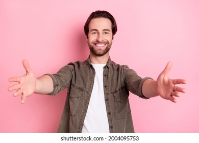 Photo of impressed cute young man wear brown shirt open arms wanting hug you smiling isolated pink color background