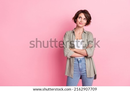 Photo of impressed young bob hairdo lady crossed arms look empty space wear grey shirt jeans isolated on pink color background