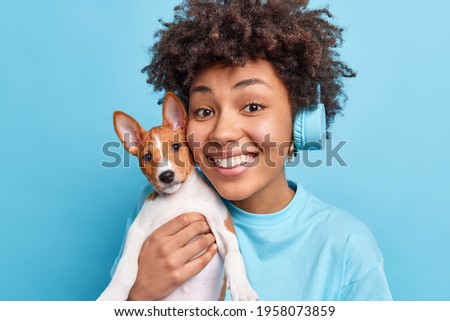 Similar – Foto Bild Hübscher schwarzer Hund mit brauner Zeichnung schaut zur Seite