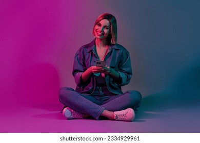 blogger neon chatting ultraviolet