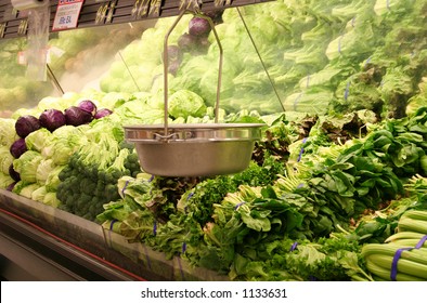 photo-lettuce-aisle-grocery-store-260nw-