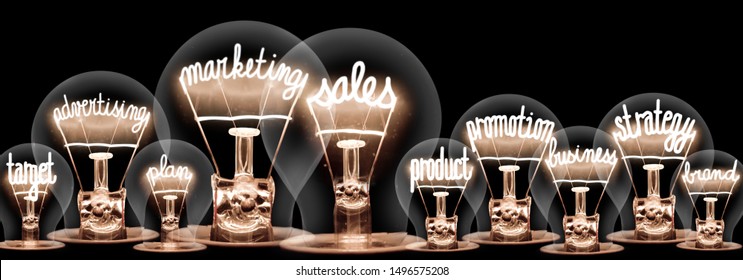 Foto von Glühbirnen mit glänzenden Fasern in Formen von Marketing-Verkäufen, Werbung, Werbung und Strategiekonzepten, die mit dem Konzept zusammenhängende Wörter einzeln auf schwarzem Hintergrund