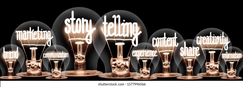 Foto von Glühbirnen mit glänzenden Fasern in Formen von Geschichtsschreibung, Marketing, Inhalten und Kreativitätskonzept-bezogenen Wörtern einzeln auf schwarzem Hintergrund