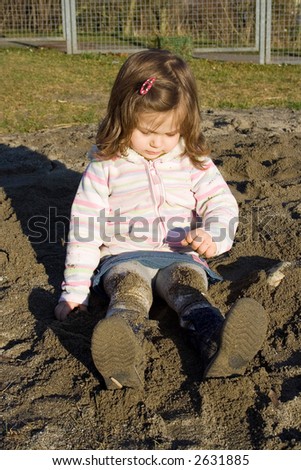 Foto Bild Baby spielt am Strand.