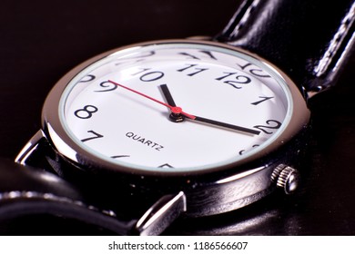 photo macro of a watch, with a good resolution, at 10:10 hour, time.