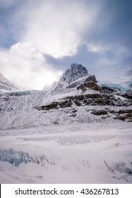 Photo of the mountains and Athabasca Glacier in Canada.