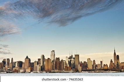 photo new york city skyline over hudson river. new york evening sunset over manhattan skyline. beautiful epic scenic new york city skyline.