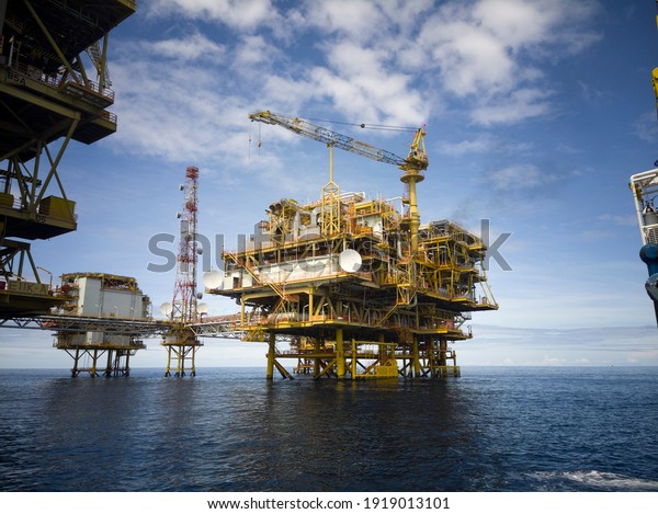 Photo of Oil platform at the ocean with\
selective background