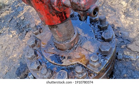 photo of oil spill during workover and installing flange wellhead because LPT seal doesn't install correctly so it will be worst into environment because the oil spill