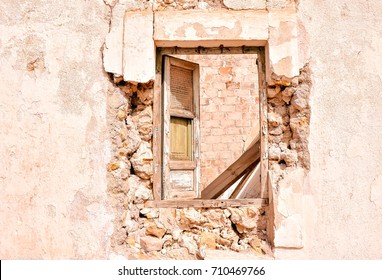 Photo Picture Of An Abandoned Desert House Exterior