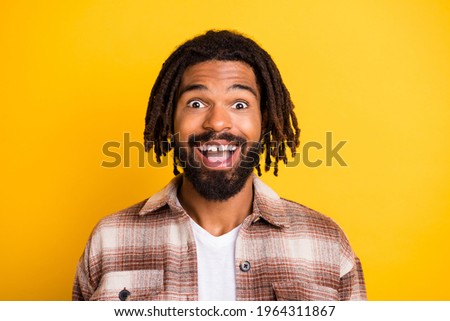 Photo portrait of bearded man amazed surprised staring opened mouth in casual outfit isolated on vivid yellow color background
