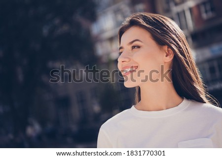 Photo portrait of brave girl looking into distance outdoors