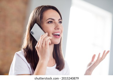 Photo Portrait Brunette Woman Sitting On Couch At Home Communicating On Mobile Phone Smiling