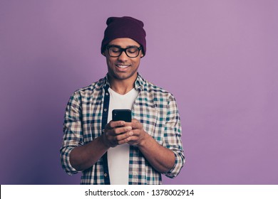 Photo portrait of cheerful cool swag trend trendy guy leaving his feedback on social media network using smart phone isolated violet background