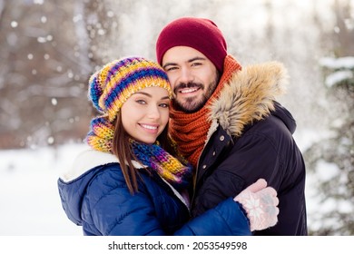 Photo portrait of cheerful couple embracing on date smiling valentines day winter snowy park