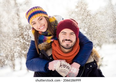 Photo portrait of cheerful couple walking together hugging in snowy wood dating