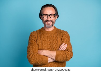 Photo Portrait Of Cheerful Man In Spectacles Confident Folded Hands Smiling Isolated On Vivid Blue Color Background