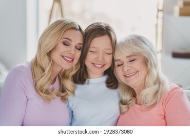 Photo portrait of cheerful mother daughter granny spending time together at home smiling