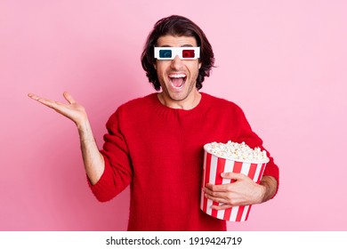 Photo portrait of funny laughing man watching comedy wearing 3d glasses keeping copyspace on hand isolated on pastel pink color background