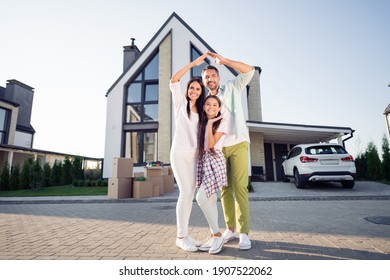Photo portrait of happy parents with little daughter in front of new home summer cozy insurance secure