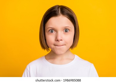 Photo portrait little girl with bob hairdress staring amazed in casual outfit isolated vivid yellow color background
