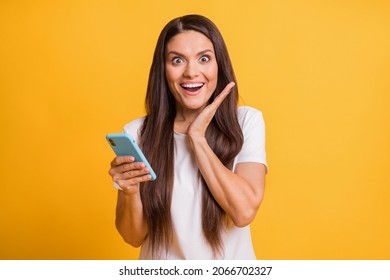 7,587 Staring at the phone Images, Stock Photos & Vectors | Shutterstock