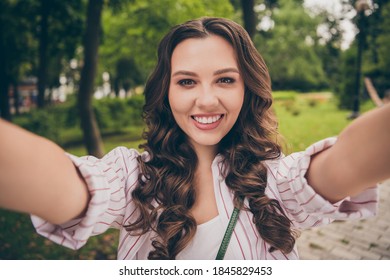  11,801 Curly hair selfie Images, Stock Photos & Vectors | Shutterstock