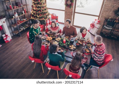 Photo portrait senior generation celebrating christmas with grandchildrean sitting at festive table eating dishes indoors apartment