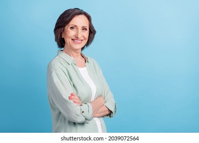Photo portrait senior woman smiling happy crossed hands in casual shirt isolated pastel blue color background copyspace