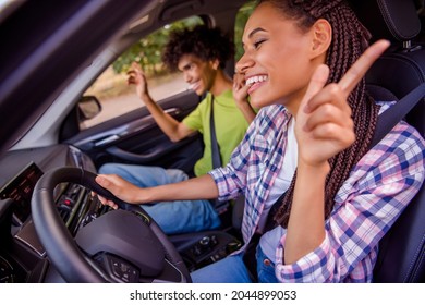 Photo portrait smiling couple spending time together travelling by car listening to music laughing