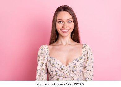 Photo portrait smiling girl in dress isolated pastel pink color background