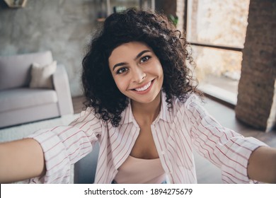 Photo portrait of smiling gorgeous woman taking selfie during break from work indoors