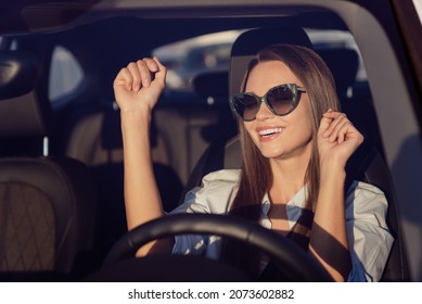 Photo Portrait Smiling Woman Wearing Sunglass In Car Traveling Listening To Music