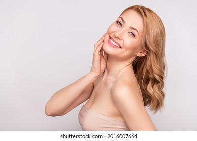 Photo portrait woman after shower applying cream nourishing isolated white color background copyspace