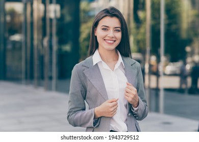 Photo portrait of woman wearing formal wear blazer white shirt smiling outside office