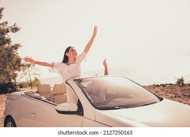 Photo Portrait Young Couple Smiling Riding In Car Enjoying Journey In Summer