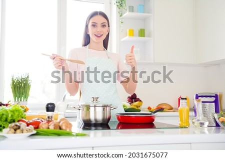 Photo portrait young woman cooking trying new dish showing like sign