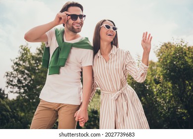 Photo Portriat Young Couple Smiling In Summer Going In Park Laughing Happy Waving Hands