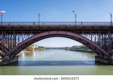 Foto del puente de arco de hierro rojo sobre el río Drava en el centro de Maribor, Eslovenia	