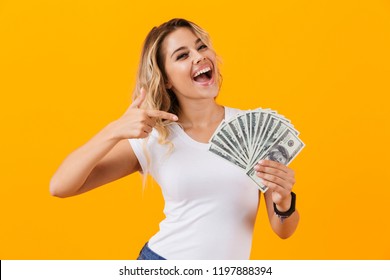 お金を持って笑っている女性