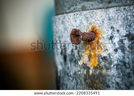 Photo Rusty screw corroded and rust stains on surface of metal pipe, Selective focus, Close up photo.
