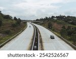 Photo of the Samarinda Balikpapan toll road seen from above. There are cars passing by, November 7, 2024, East Kalimantan, Indonesia