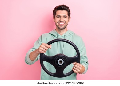 Foto de persona satisfecha persona satisfecha brazos sujetando la sonrisa de la rueda al fondo del color rosa
