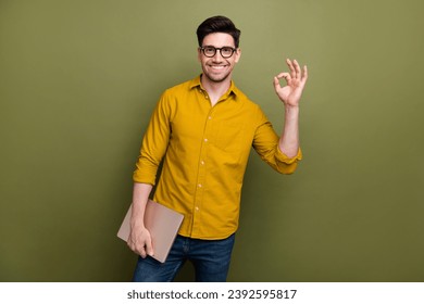 Photo of satisfied nice man it specialist geek wear yellow trendy clothes recommendation okey sign isolated on khaki color background