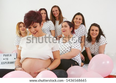 
Photo session of a pregnant woman with her best friends. 
Label with: Paula we wait for you.